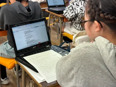 手紙の書き方を学ぶ児童