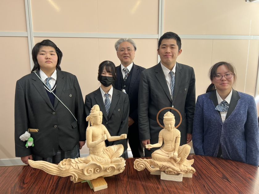 雲中供養菩薩の彩色を担当する誠恵高等学校の生徒