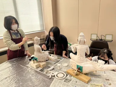 誠恵高校の生徒が彩色中の雲中供養菩薩