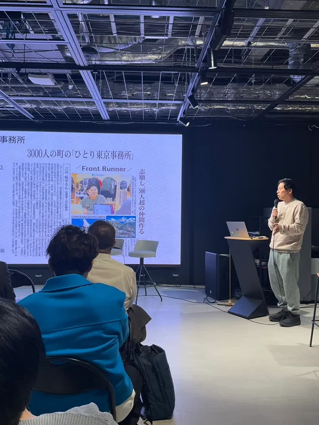 上川町の説明をする、三谷氏