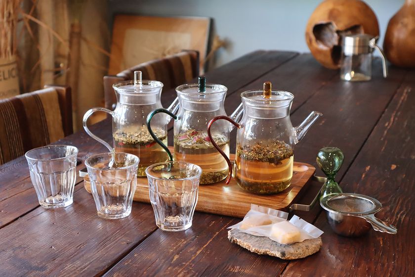 「香りで選ぶ、私の一杯。」
ハーブ専門店併設のティサロンに、
3種のハーブティを楽しめる〈飲みくらべセット〉が新登場