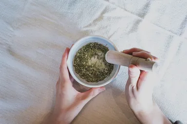 ハーブソルトを作っている場面