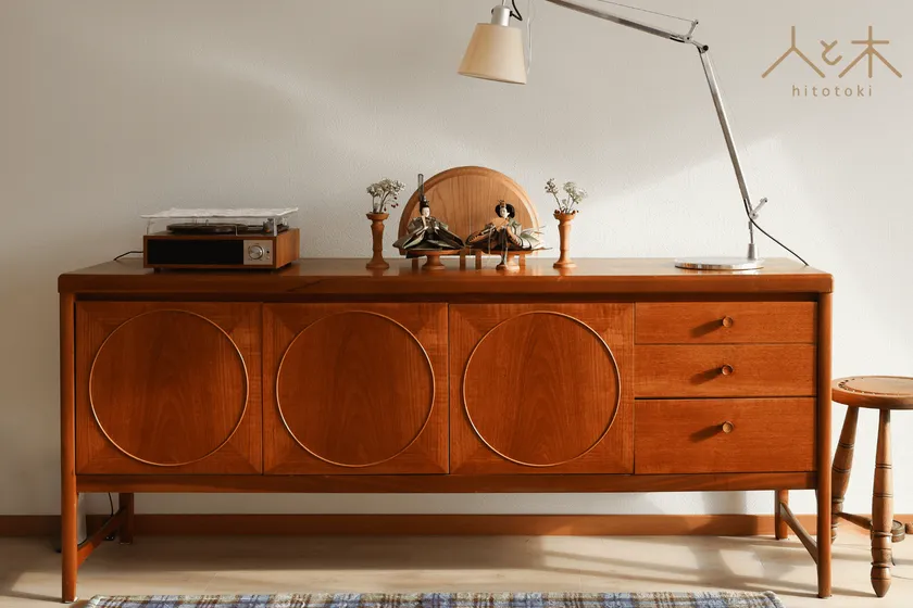 ミッドセンチュリーやアンティークモダンのインテリアと共に