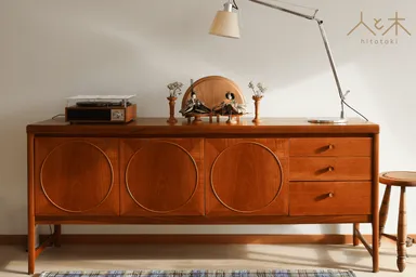 ミッドセンチュリーやアンティークモダンのインテリアと共に