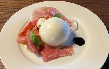 出来立てブッラータいちご