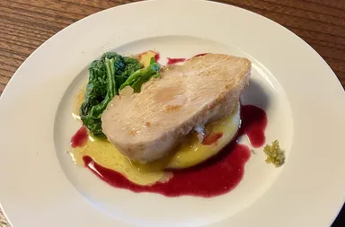 地鶏のロースト山葡萄のソース