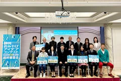 最終審査会の参加者・審査委員と静岡市長の難波様との集合写真
