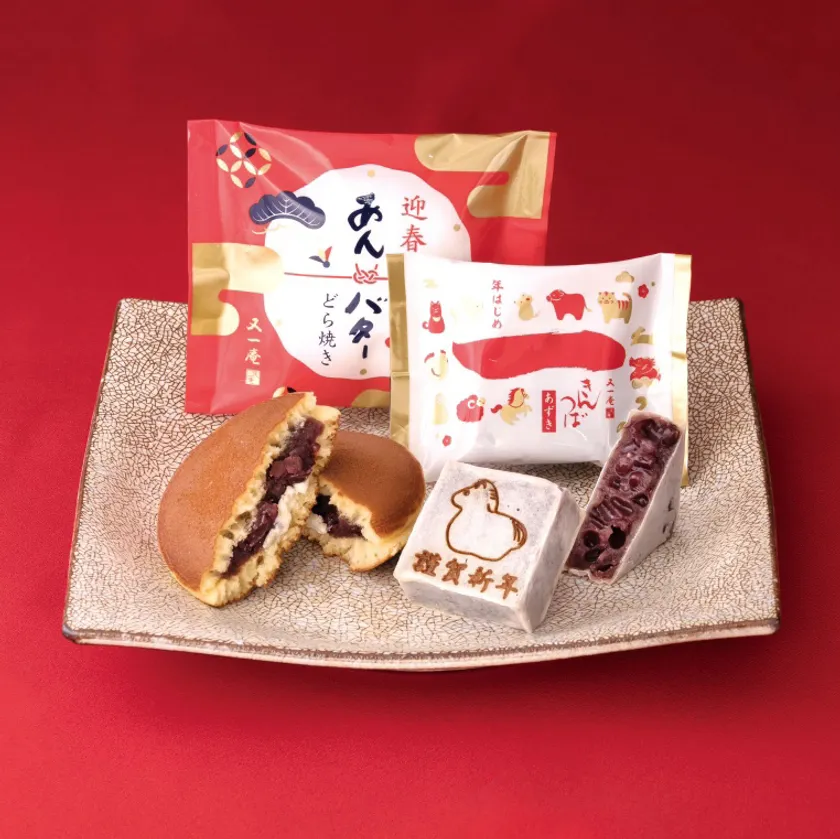 左:あんバターどら焼き 1個250円、右:干支焼印きんつば 1個200円