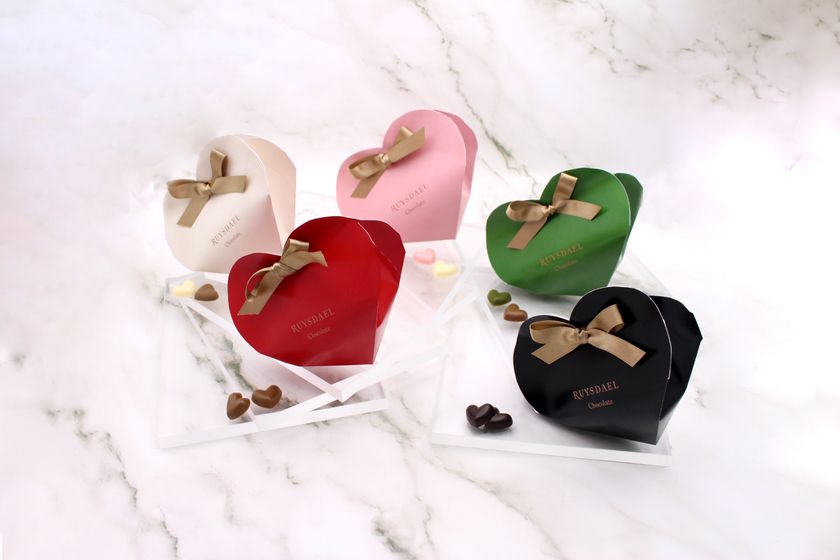 「シック＆エレガンス」をコンセプトとする洋菓子メーカー
ロイスダールがお届けするバレンタイン2026
想いを結ぶ、5つのハート。
カラフルな「ハートショコラ」新発売
