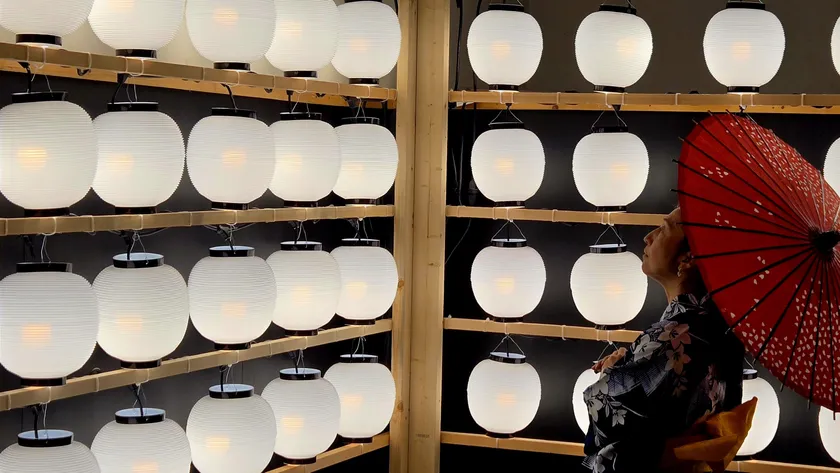 駅の夜を彩る提灯