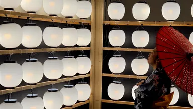 駅の夜を彩る提灯