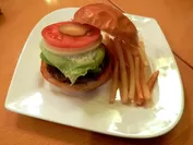 地元の人気店「FURUSATO」のハンバーガー