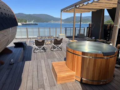 京都・舞鶴の複合商業施設「atick」の「海の見える絶景サウナ」に導入された「Hagoromo1t」