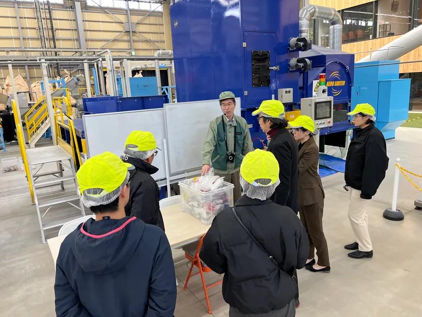 浜松MR実証設備でのキャップリサイクル見学の様子