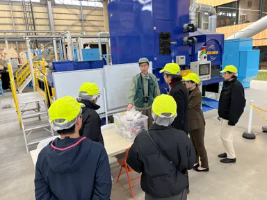 浜松MR実証設備でのキャップリサイクル見学の様子