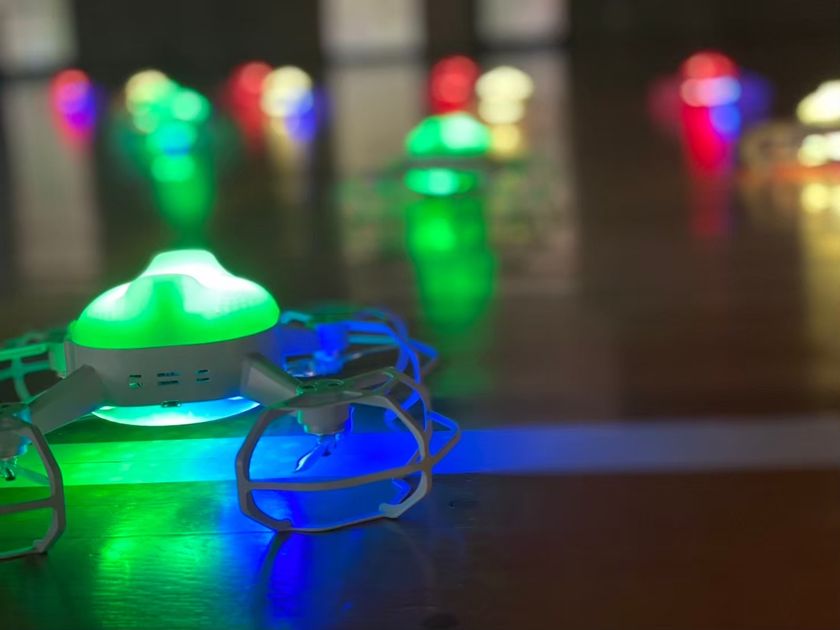 体育館が“探求の実験場”になる。
DXハイスクール・SSHにも対応した
屋内ドローンショー型・探求学習プログラムを提供開始