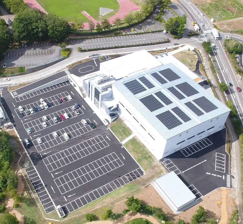 韮崎中央体育館　外観(体育館の屋上に太陽光発電設備を設置)