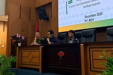 インドネシア国立教育大学(UPI)で講義するROY株式会社 八津尾海外事業部長、法人部 マルディアン