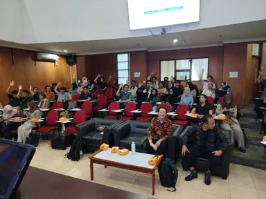 講義終了後に日本に行きたいと手を挙げる学生たち