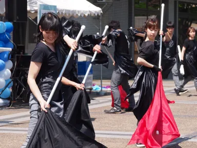 市役所前でパフォーマンスを披露