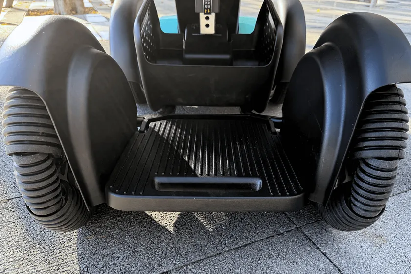 「たのシーモ」足置きと座席下のスペース