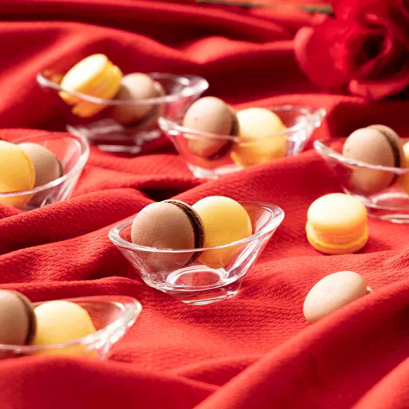 ディナー予約特典マカロン(柚子、ショコラ)