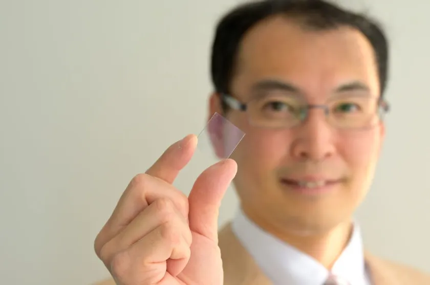 光透過型アンテナを持つ東京工芸大学工学部 越地福朗教授