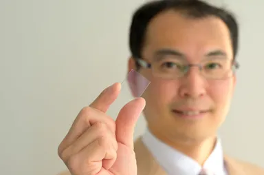 光透過型アンテナを持つ東京工芸大学工学部 越地福朗教授