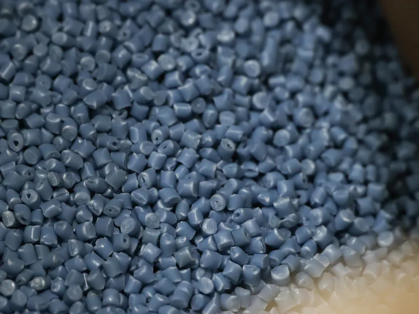 使用済みのプラスチックカゴが、製品素材として再利用可能な再生ペレットへと生まれ変わる。