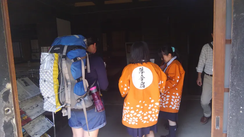 外国人観光客に英語で応対する地元高校生