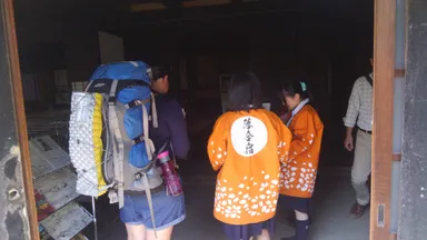 外国人観光客に英語で応対する地元高校生