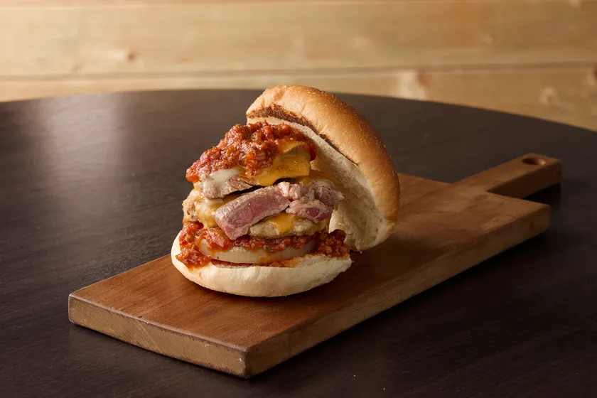 【富良野ぷちぷちバーガー】「ふらの和牛ステーキを載せたこぼれトマトチーズハンバーガー」