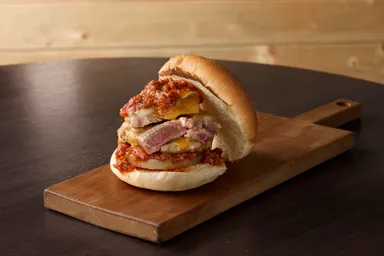 【富良野ぷちぷちバーガー】「ふらの和牛ステーキを載せたこぼれトマトチーズハンバーガー」