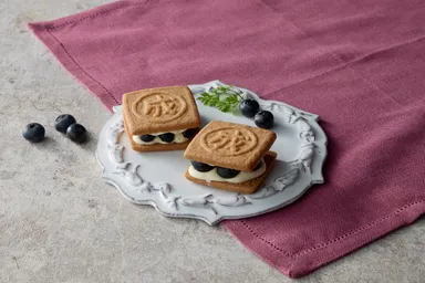 【六花亭】「マルセイバターサンド(生ブルーベリー)」