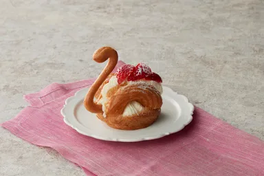 【パティスリーセルクル】「スワンシュー フレーズ」
