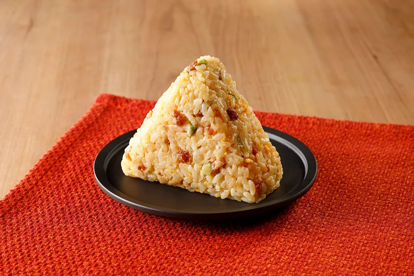 味仙名古屋駅店監修 大きなおにぎり ニンニクチャーハン