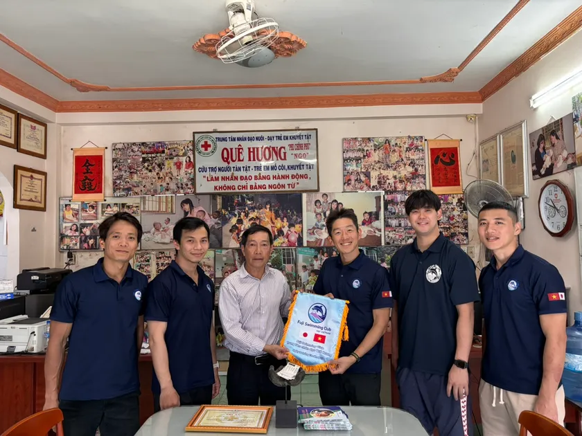 現地養護施設での記念撮影