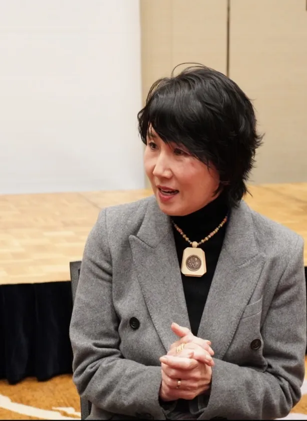 日本の植物バイオ研究企業「サンルイ・インターナショナル」の森田敦子代表が、会場でインタビューに応じている。写真提供=正官庄(ジョンガンジャン)