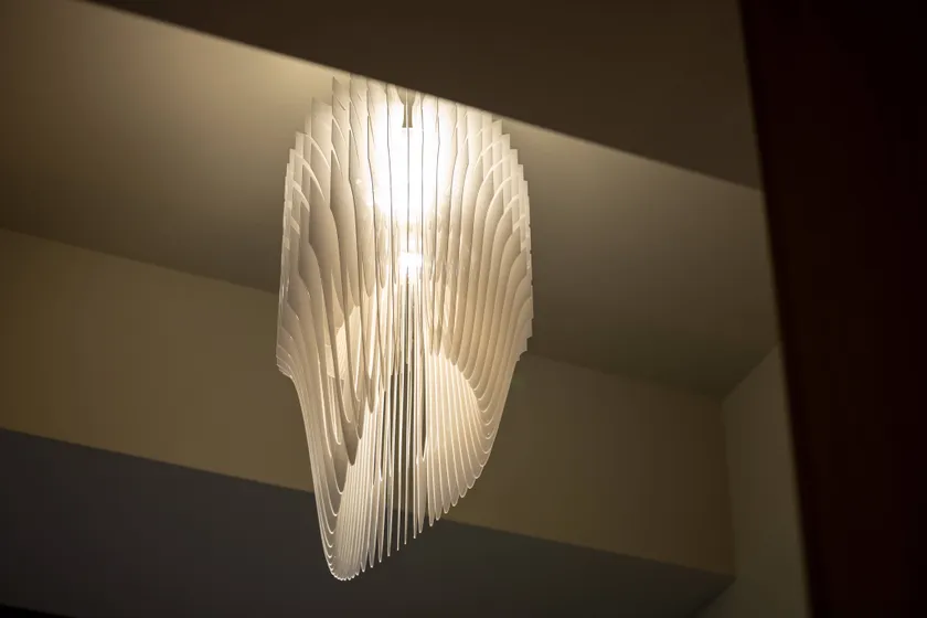 世界的に有名な建築家ザハ・ハディドが手がけた近未来型照明AVIA Pendant Lightを客室に