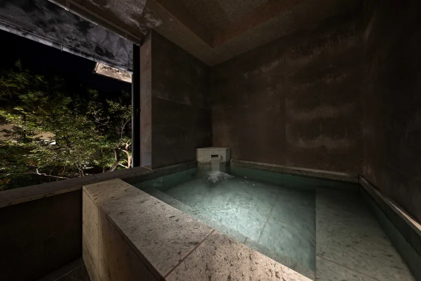 スイート客室の庭園半露天風呂