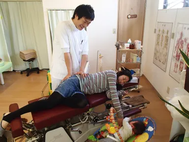 産後骨盤矯正　施術中の様子(1)