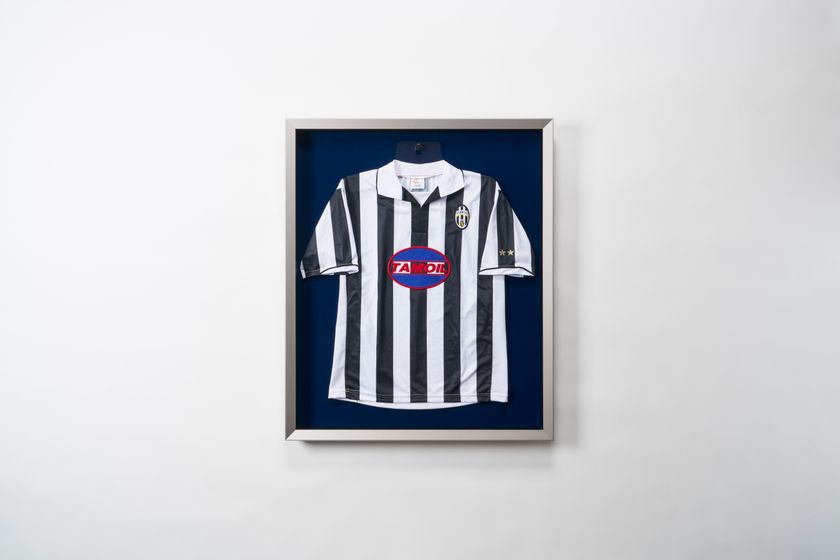 アルミ額縁メーカー・アルナ、
バレーボール日本代表合宿地・薩摩川内市へユニフォーム額を寄贈
― 鹿児島銀行受託「地方創生・SDGs応援私募債」を活用 ―