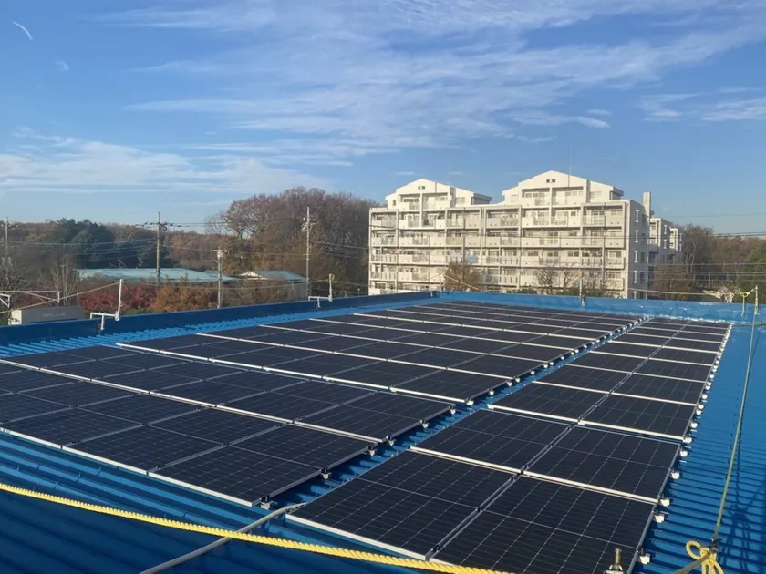 営業所での太陽光発電の様子(西武バス新座営業所)