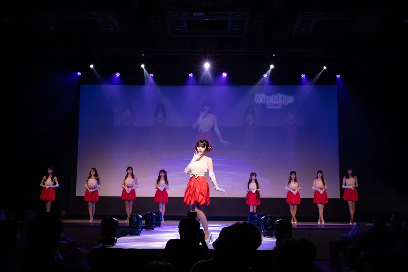 ランウェイでのさくらさん(中央)