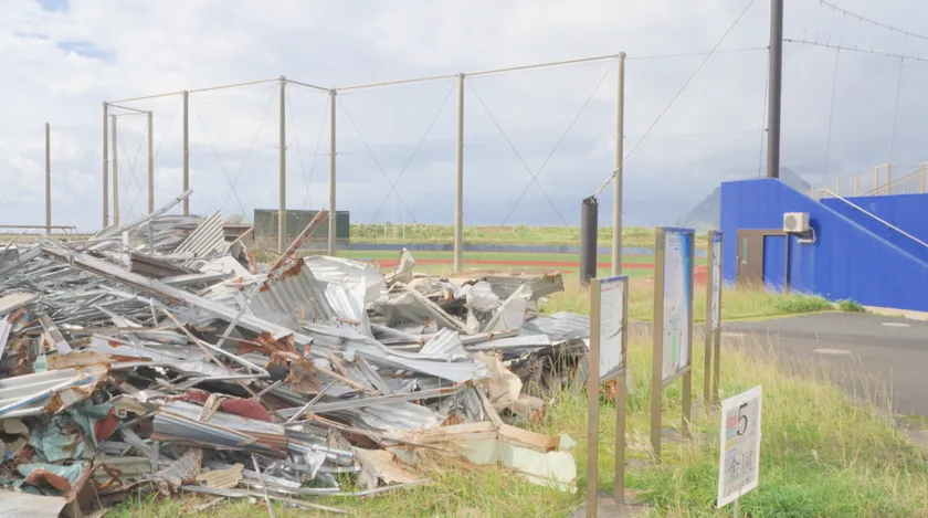 廃材置き場となった八丈島のグラウンド