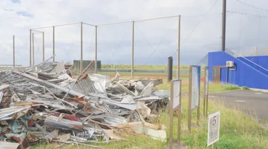 廃材置き場となった八丈島のグラウンド