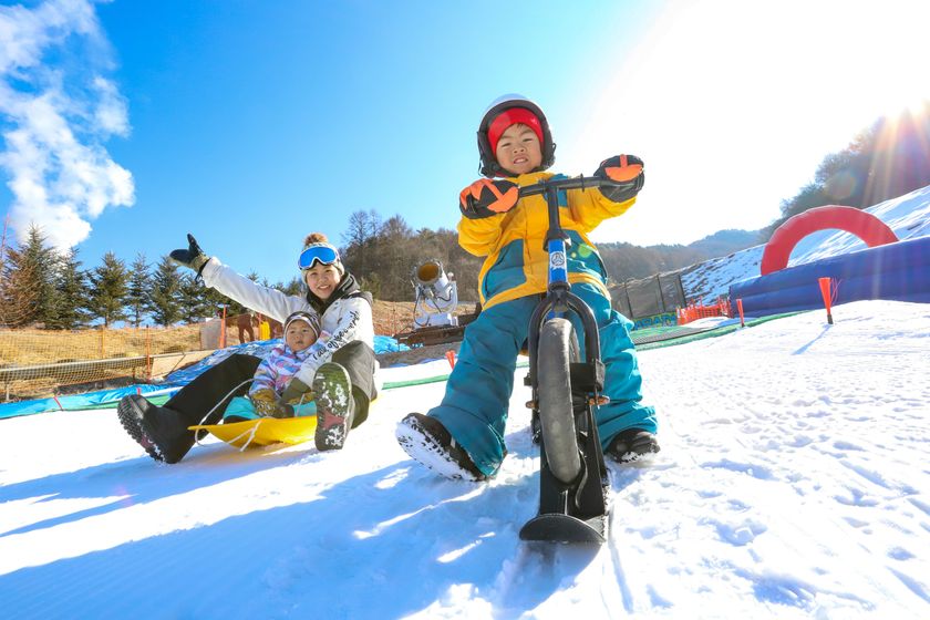 佐久スキーガーデン パラダ、キッズランド利用者5,000人突破
三連休は“遠出しない雪あそび”
1月12日「スキーの日」にお菓子まきイベントを実施