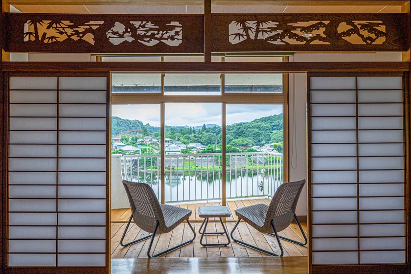 客室から亀山湖を望む