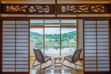 客室から亀山湖を望む