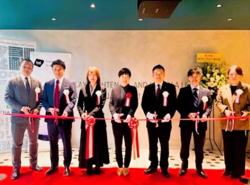 移転セレモニー写真(1)　　写真中央 JAM BASE運営管理　一社）コ・クリエーションジェネレーター 事業統括次長 岡村 由里子様　　　写真中央より右　 BSIジャパン 代表取締役社長 漆原 将樹　BSIジャパン 大阪支店営業チーム一同